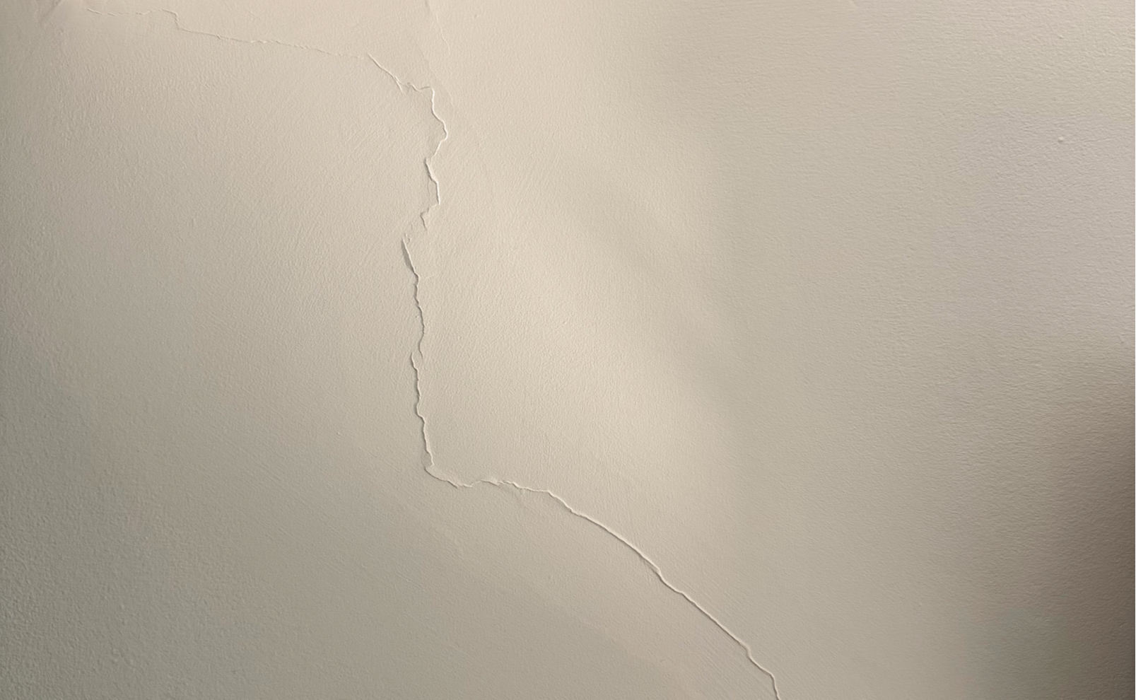plaster-crack-in-wall