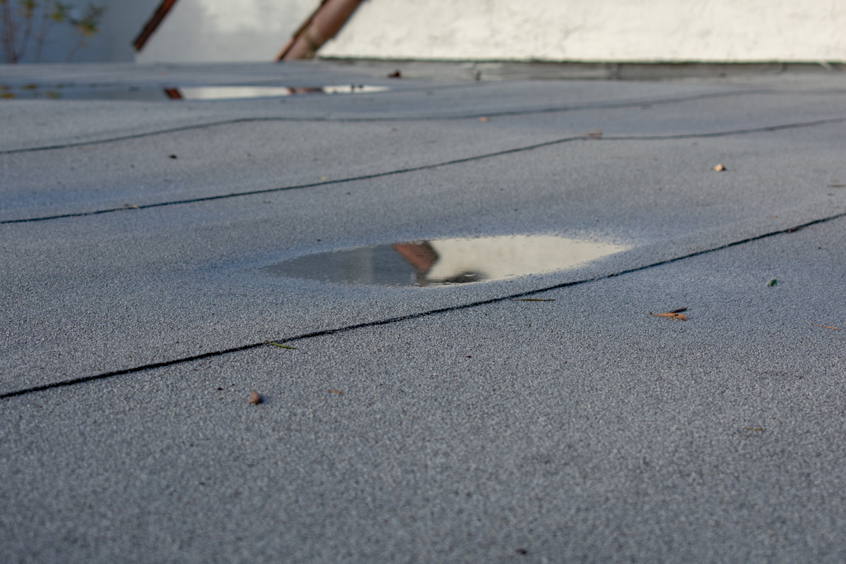 AdobeStock_256574677-sagging-roof-1