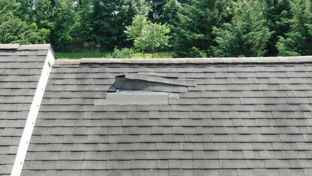 AdobeStock_408877107-missing-shingles-roof-1