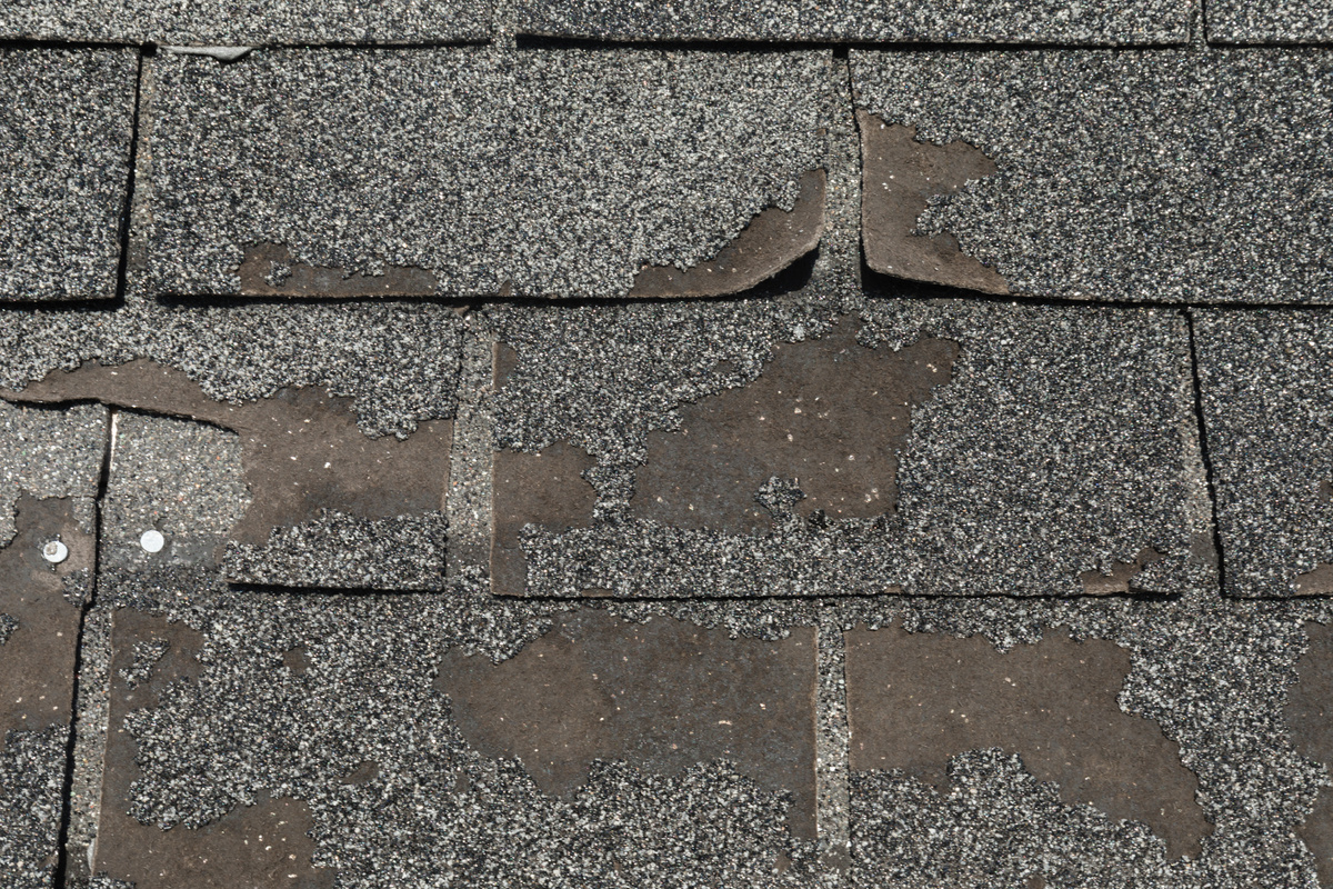 AdobeStock_446660961-curled-roof-shingles-1