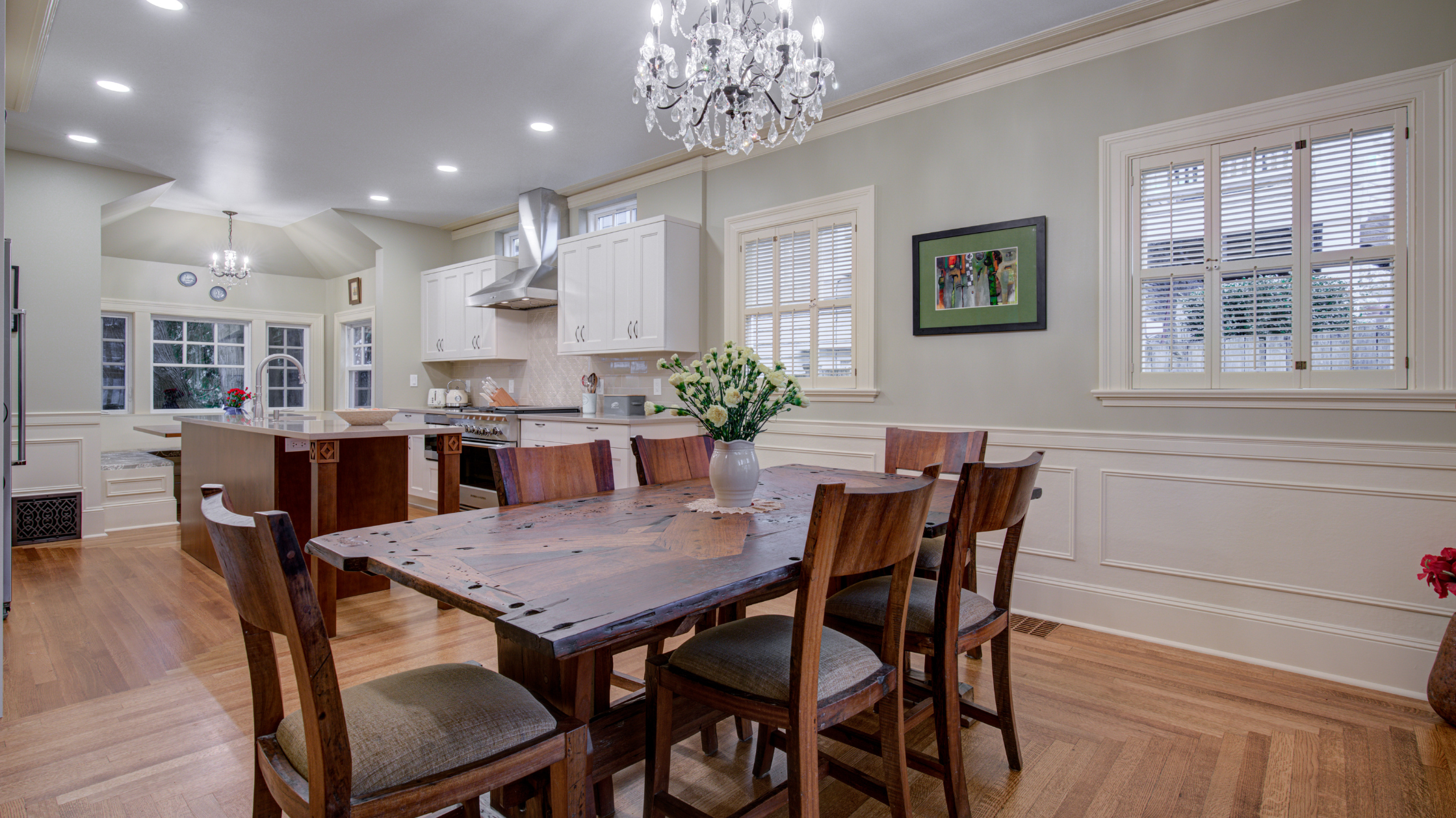 Eat-in kitchen dining table