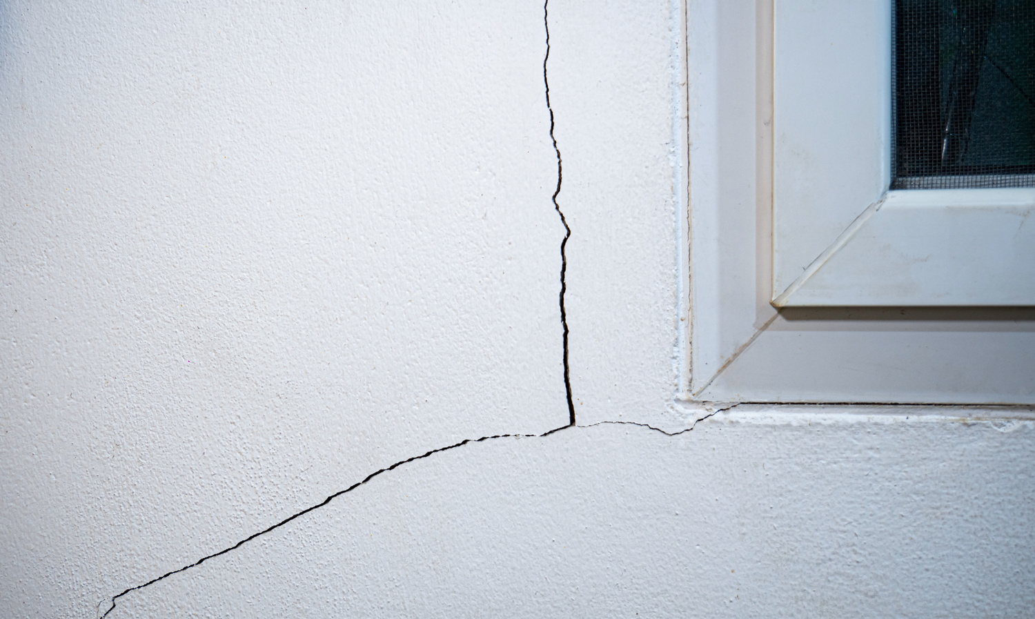 Cracks in Plaster Walls? What They Mean and When to Worry